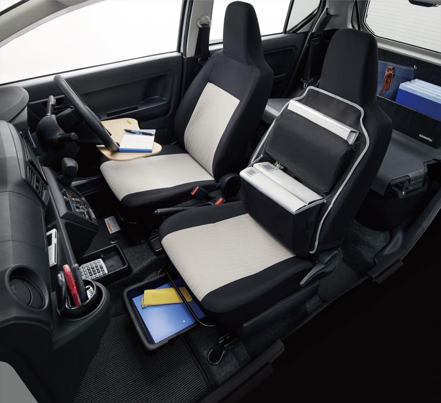 Интерьер Daihatsu Mira e:S 2017 года  (фото 17 из 19)